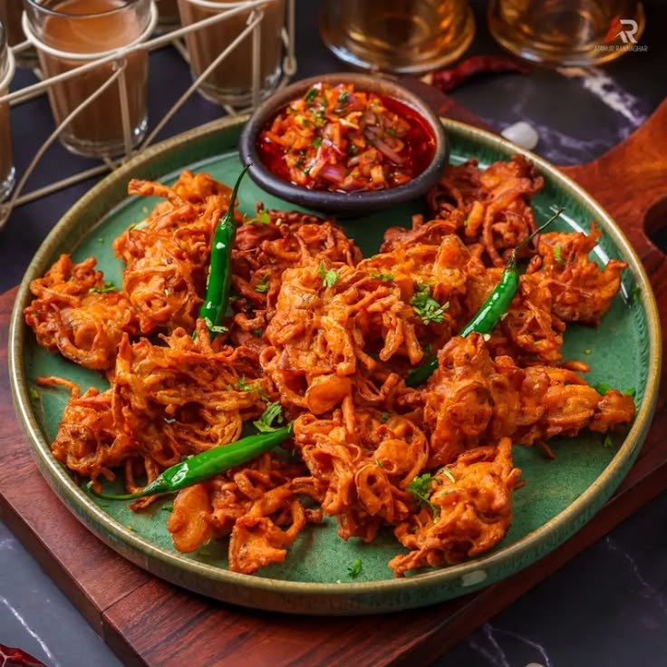 Onion pakauda, tapa de cebolla rebozada con salsas caseras
